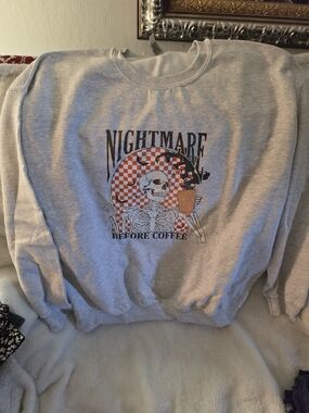 Gildan Gray Crewneck Sweatshirt with Checkerboard Skull Graphic